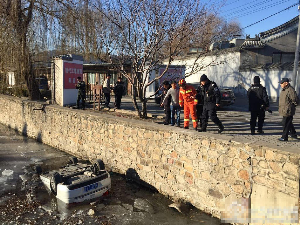 颐和园附近一轿车坠河 司机当场死亡
