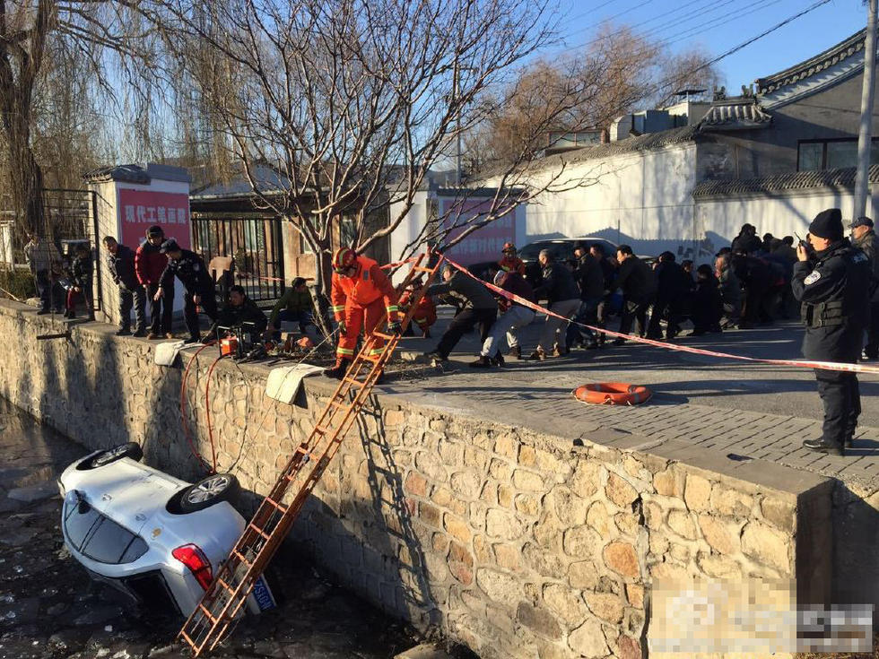 颐和园附近一轿车坠河 司机当场死亡
