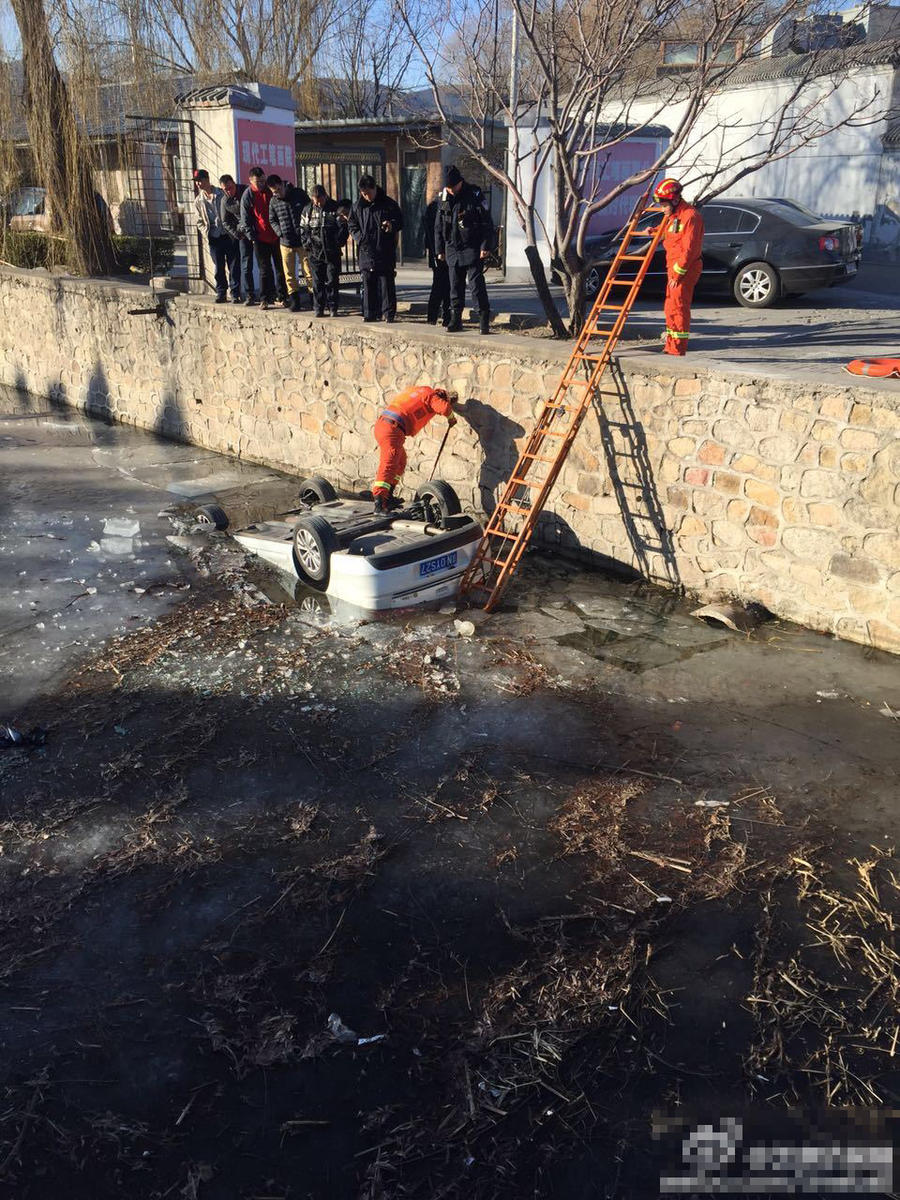 颐和园附近一轿车坠河 司机当场死亡