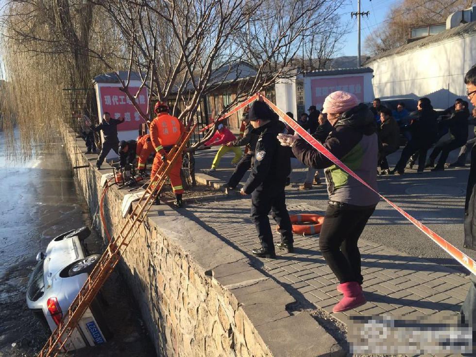 颐和园附近一轿车坠河 司机当场死亡