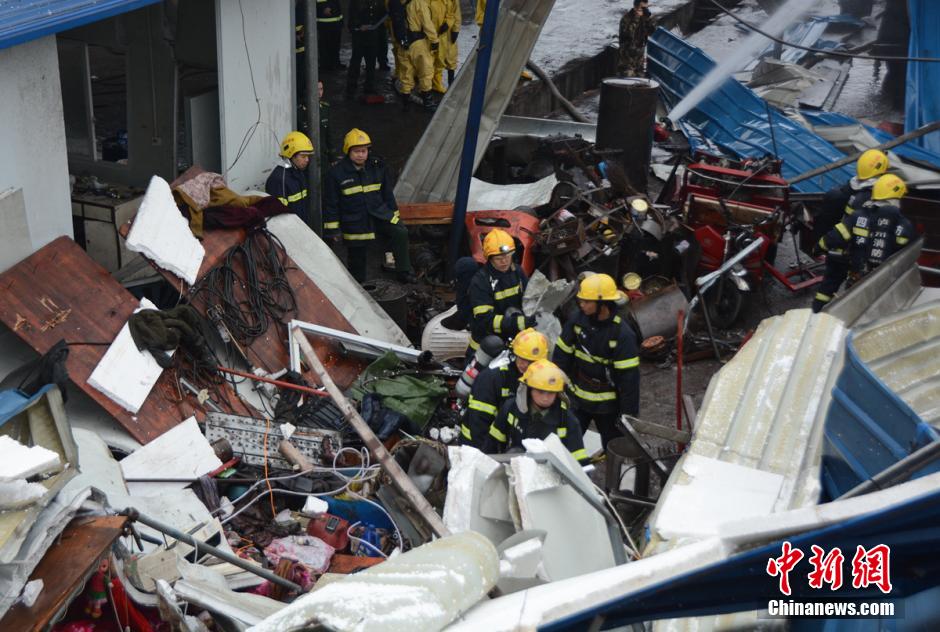 四川泸州一汽修厂罐车发生爆炸已致2死2伤