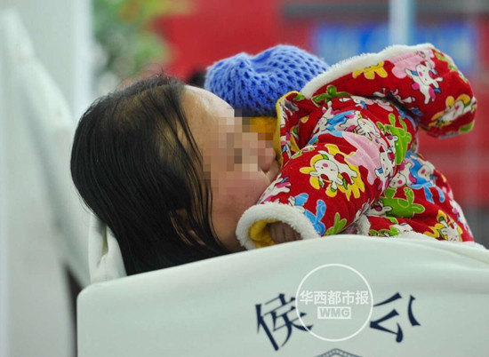 夫妻街头卖儿子标价一万八 想生女儿