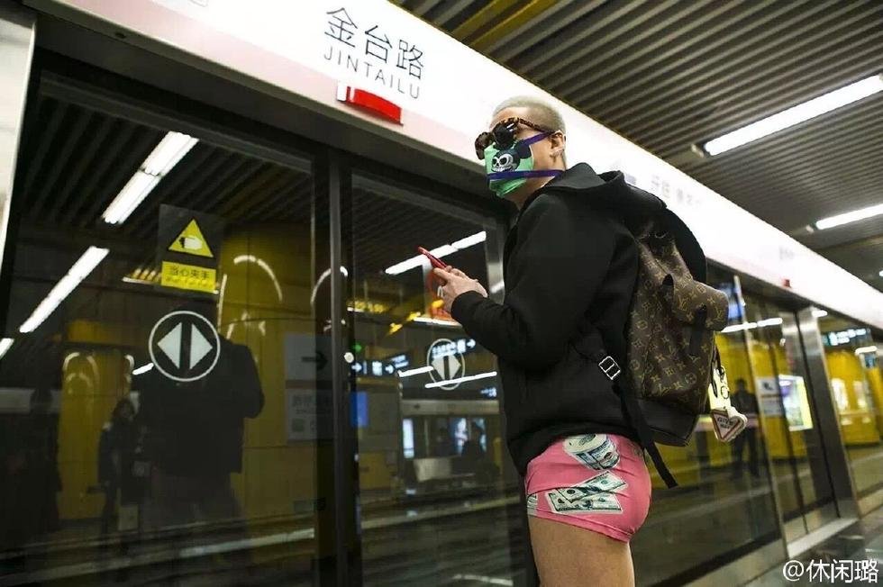 全球“无裤日”北京地铁乘客穿内裤乘坐