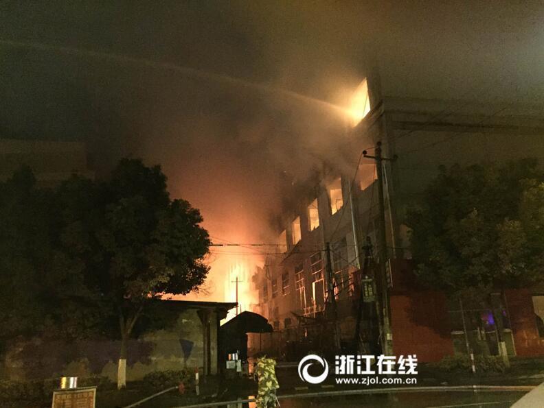 杭州煤气瓶运输车爆炸引燃旁边工厂