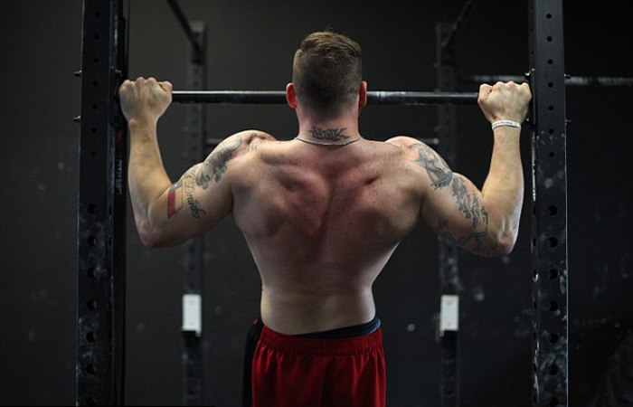 美国无腿男子成健身教练 可卧推190公斤重物