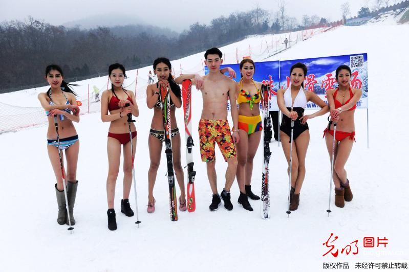 青岛模特零下10度比基尼助阵滑雪场开业