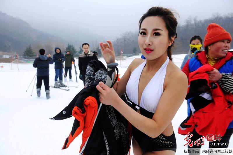 青岛模特零下10度比基尼助阵滑雪场开业