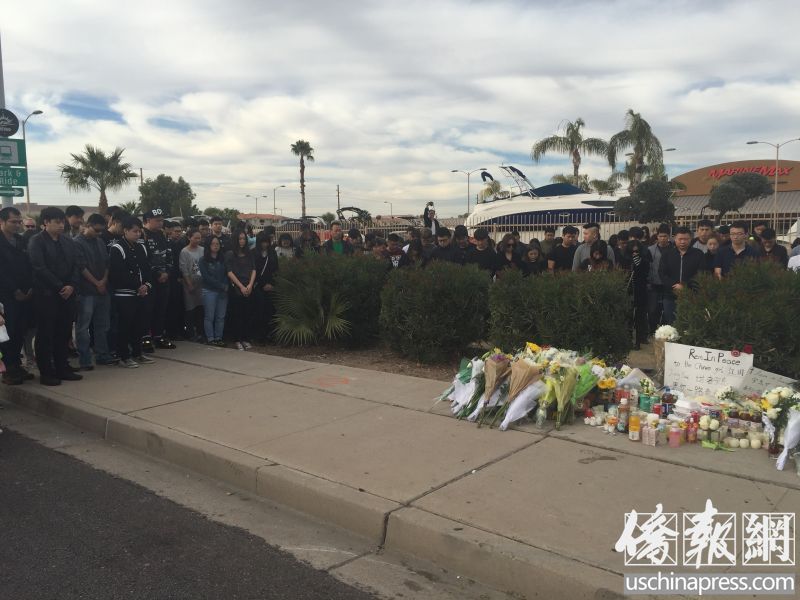 中国留学生及华人在车祸枪案现场悼念遇害同胞