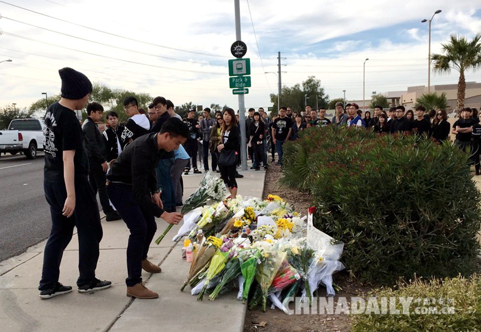 中国留学生及华人在车祸枪案现场悼念遇害同胞