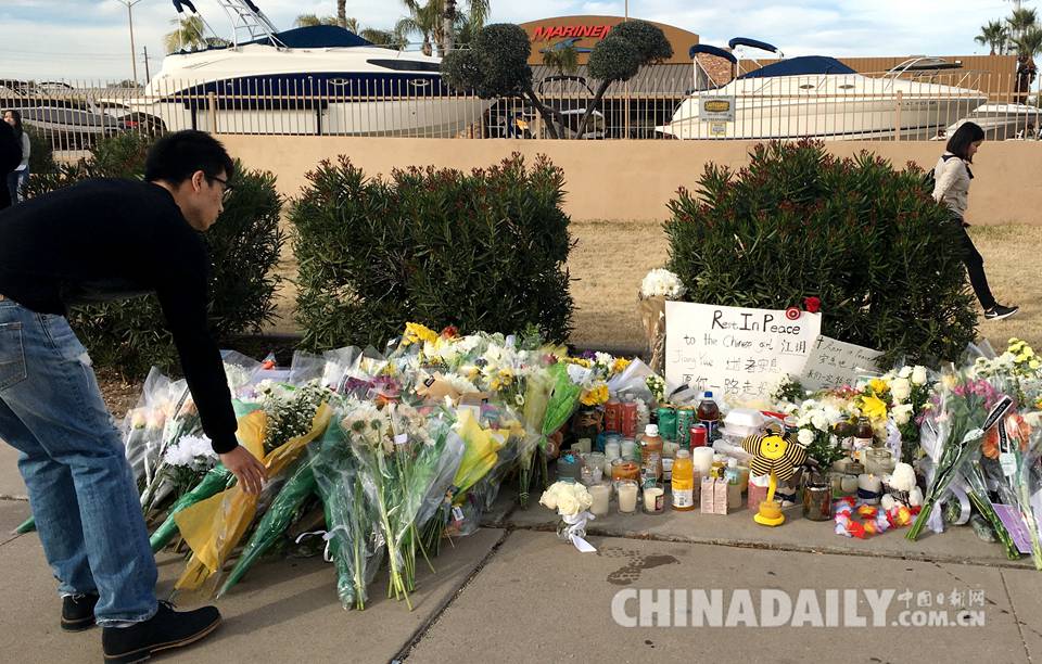 中国留学生及华人在车祸枪案现场悼念遇害同胞