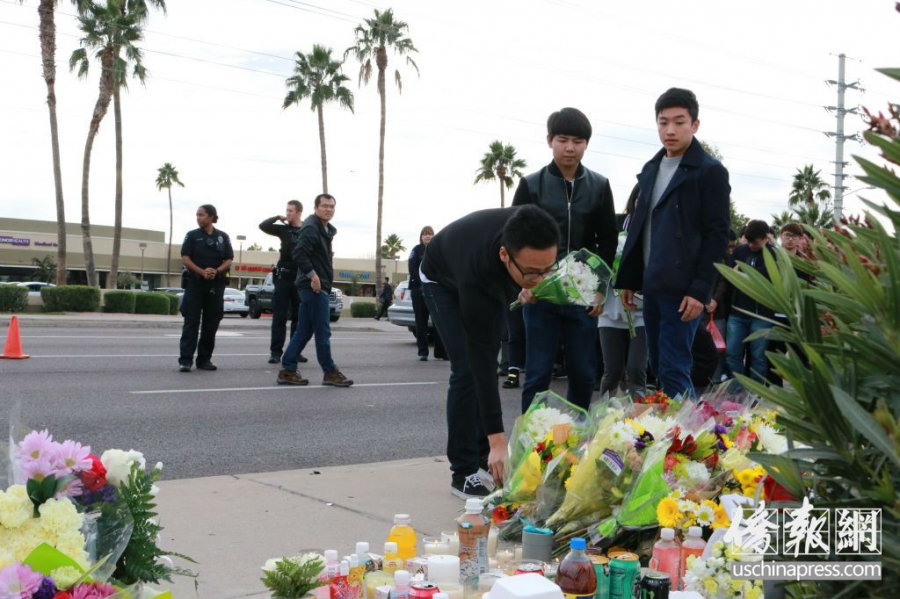 中国留学生及华人在车祸枪案现场悼念遇害同胞