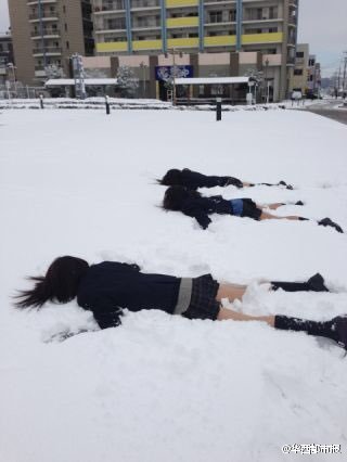 日本女高中生光腿趴雪地 惊呆中国网友