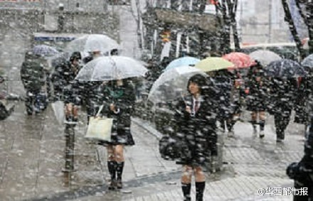 日本女高中生光腿趴雪地 惊呆中国网友