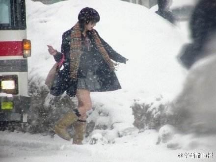 日本女高中生光腿趴雪地 惊呆中国网友