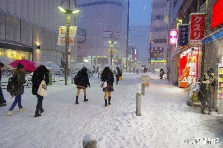 日本女高中生光腿趴雪地 惊呆中国网友