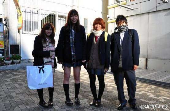 日本女高中生光腿趴雪地 惊呆中国网友