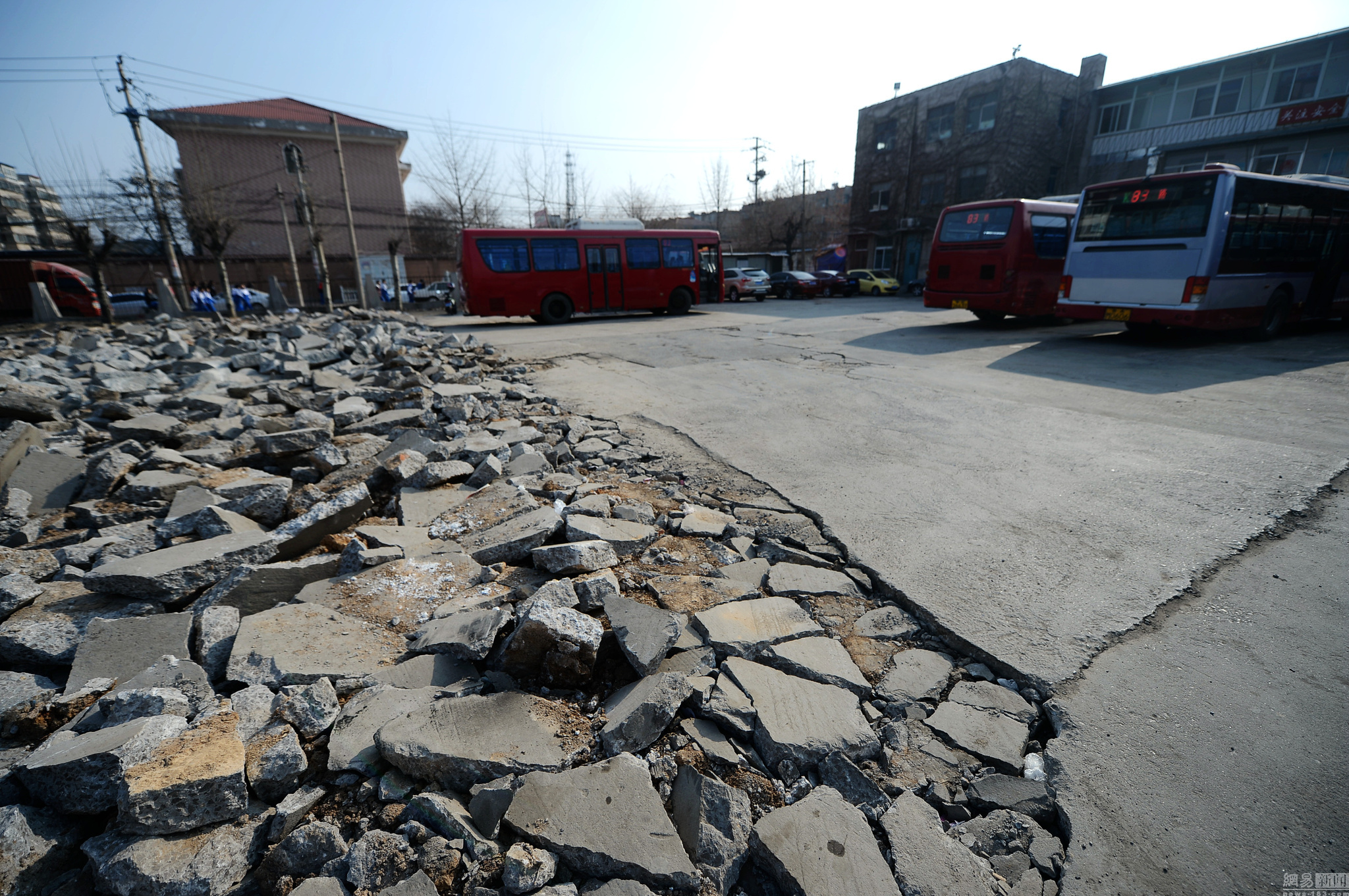 济南停车场路面被砸碎 80辆公交车停路边[1]