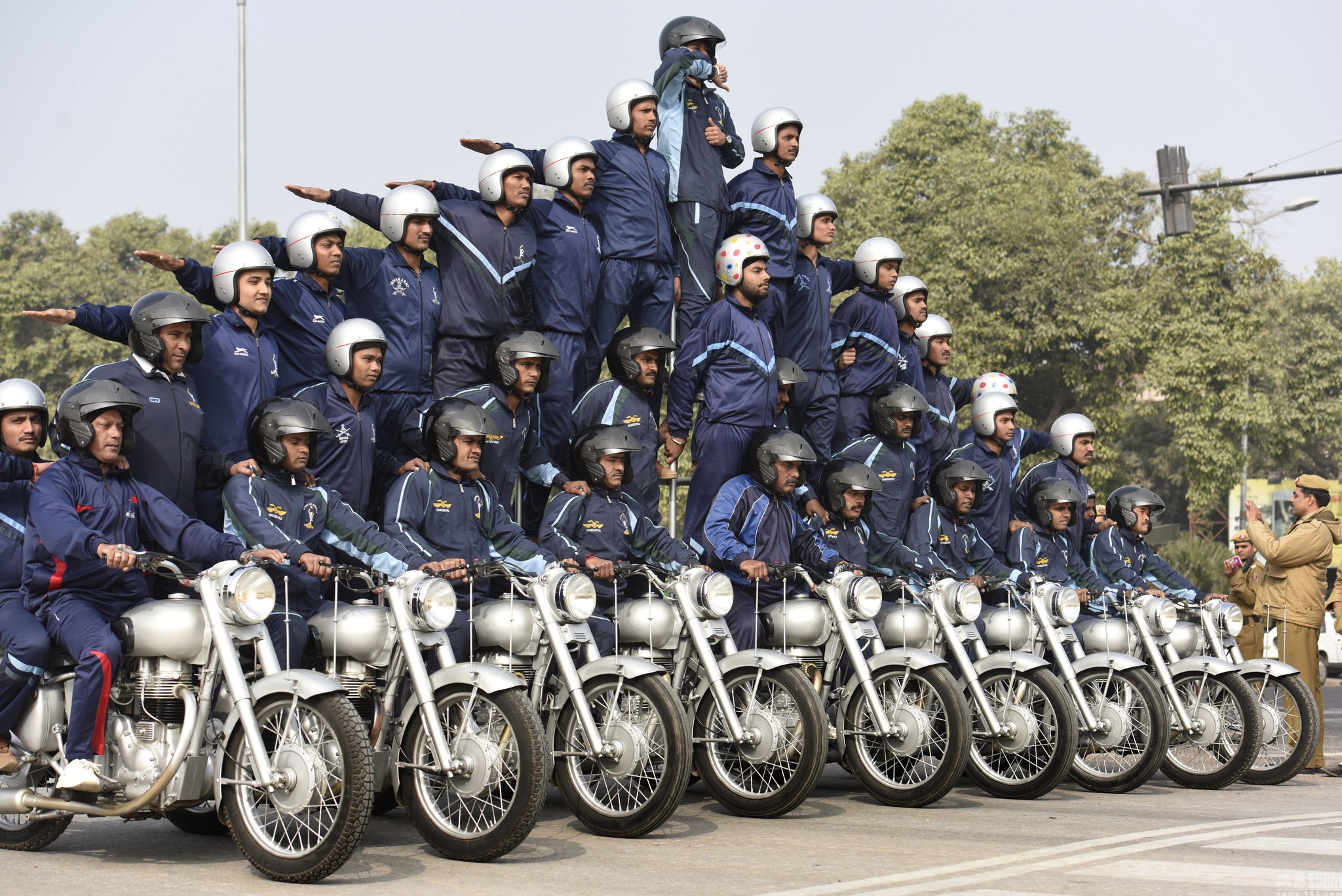 印度阅兵摩托车“叠罗汉”真是搞笑吗？看完由来你再笑：算我输！