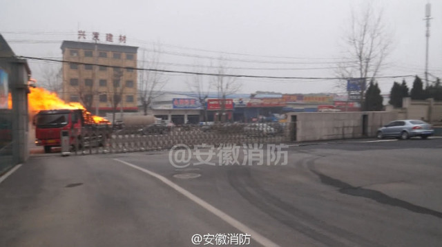 货车起火 司机将车直接开进消防队灭火