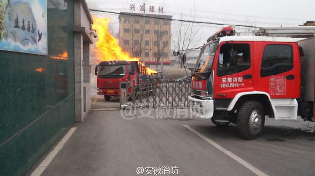 货车起火 司机将车直接开进消防队灭火
