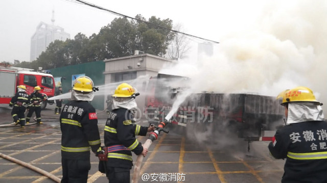 货车起火 司机将车直接开进消防队灭火