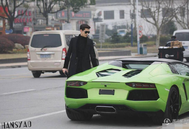 塘主张翰开豪车外出 打造现实版的霸道总裁
