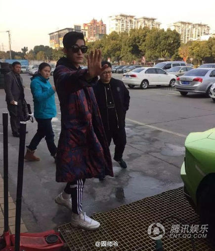 塘主张翰开豪车外出 打造现实版的霸道总裁