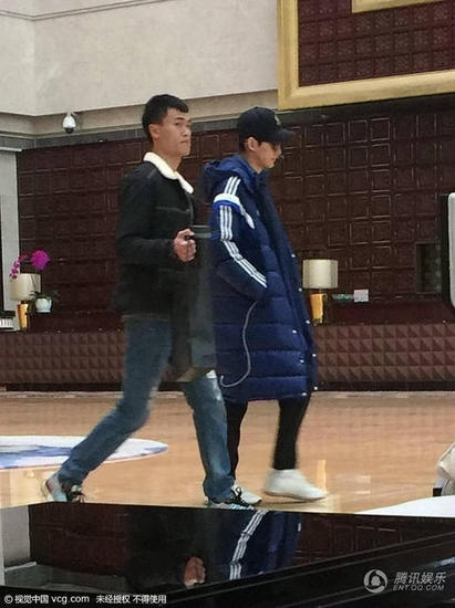 塘主张翰开豪车外出 打造现实版的霸道总裁