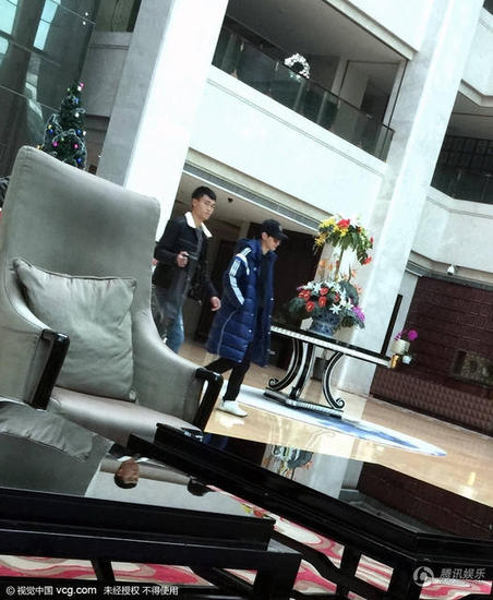 塘主张翰开豪车外出 打造现实版的霸道总裁