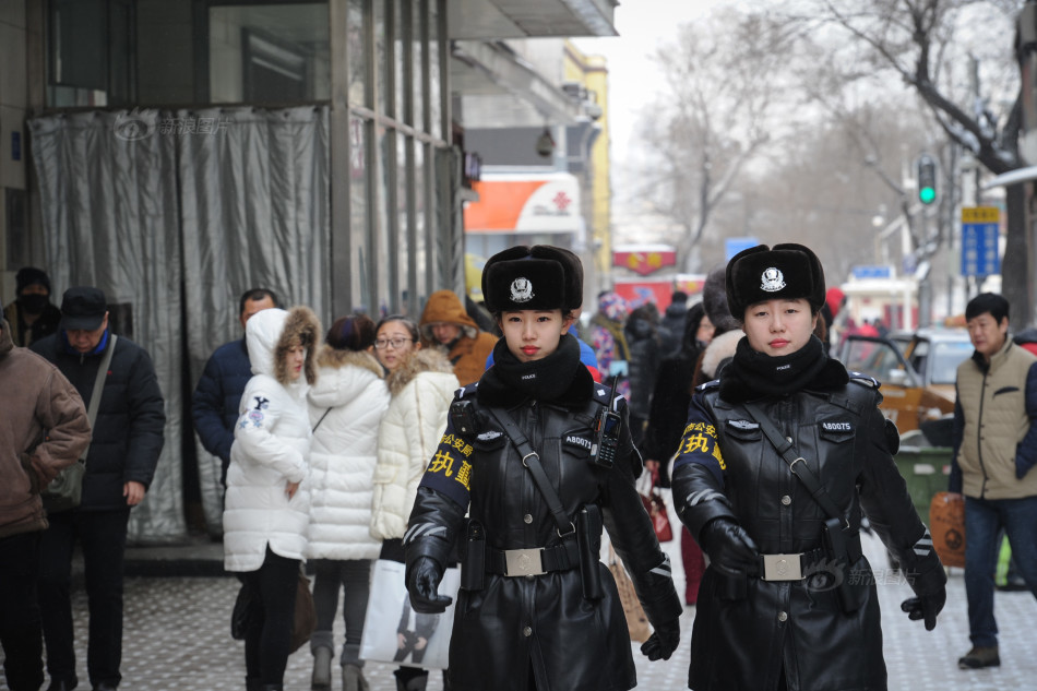 1月19日,女警员们正在南岗区果戈里大街上巡逻.