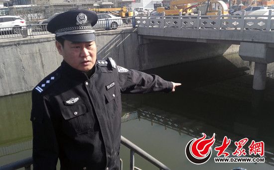 男子跳河被救起 将警察推下水后再跳河身亡