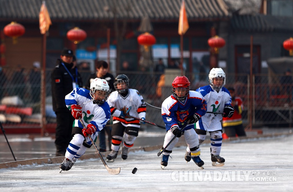 北京：冰球小子驰骋冰场
