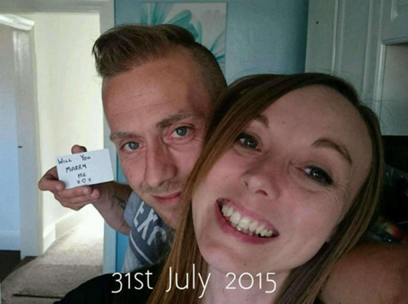 英国暖男在与女友自拍中偷偷求婚148次
