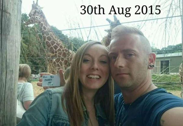 英国暖男在与女友自拍中偷偷求婚148次