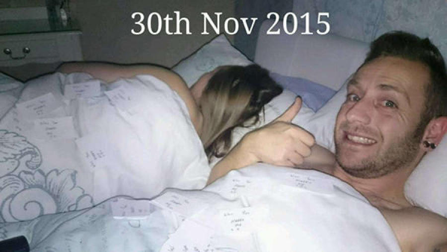 英国暖男在与女友自拍中偷偷求婚148次