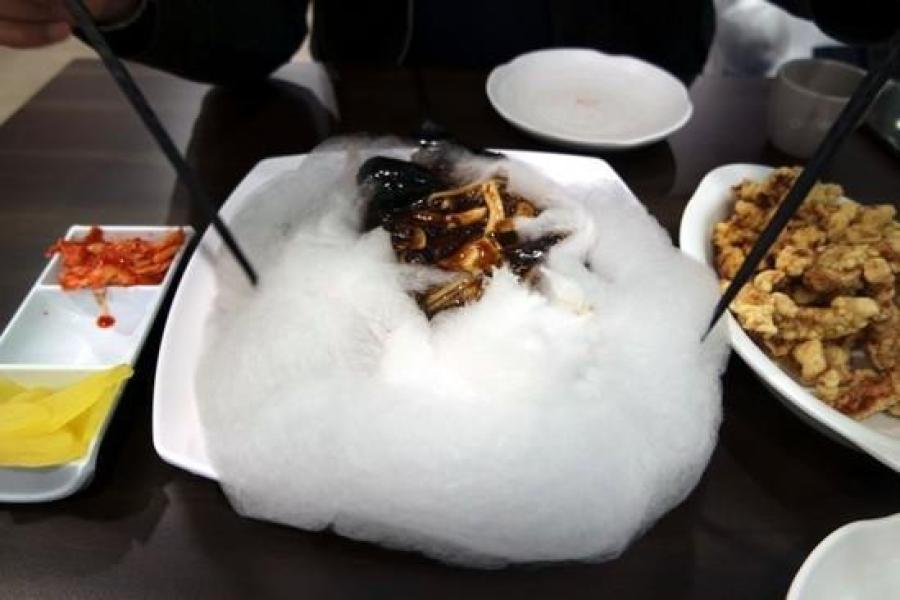 韩国中餐馆现黑暗料理 棉花糖拌炸酱面