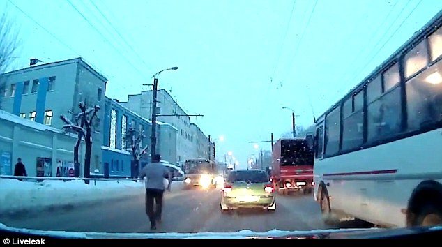 俄出租司机企图自杀全程