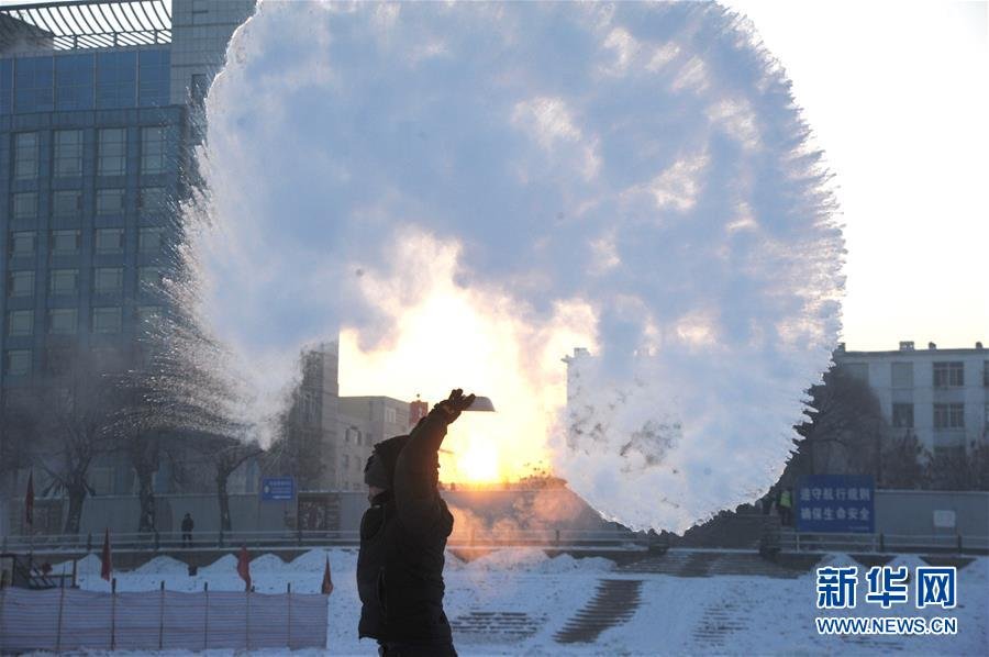 哈尔滨市民向空中泼洒热水 瞬间凝成冰凌