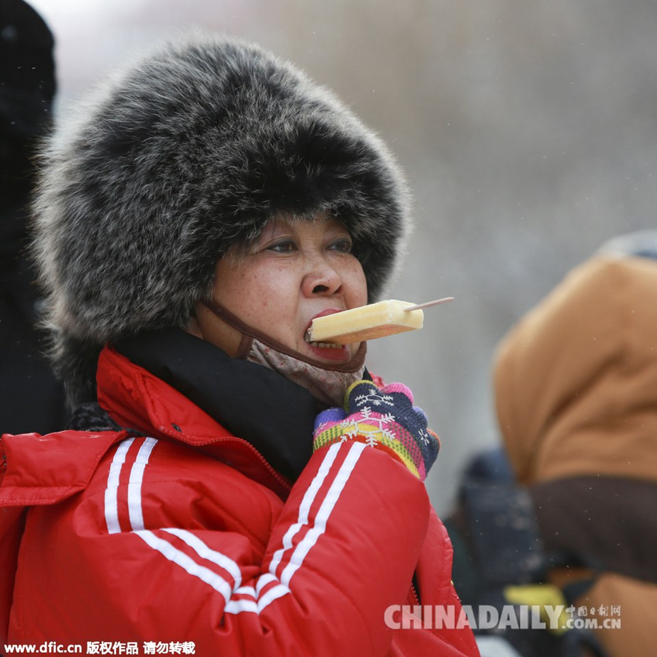 哈尔滨零下30度 街头吃冰棍成一景