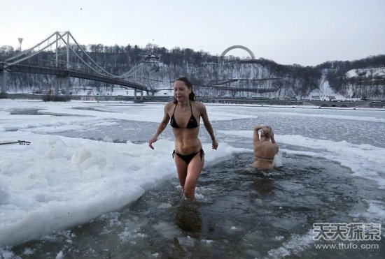 零下30℃！俄罗斯男女穿比基尼下水玩冰浴