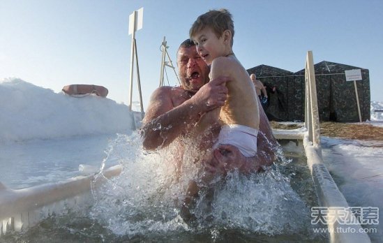 零下30℃！俄罗斯男女穿比基尼下水玩冰浴
