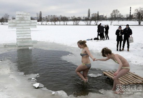 零下30℃！俄罗斯男女穿比基尼下水玩冰浴