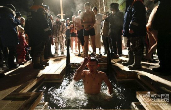 零下30℃！俄罗斯男女穿比基尼下水玩冰浴