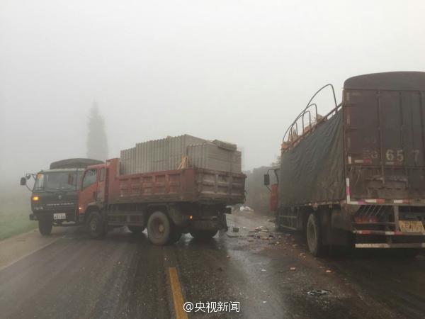货车追尾司机生命垂危 路过武警紧急救援