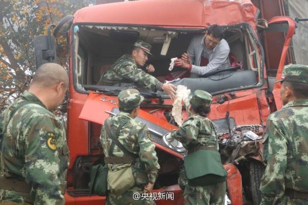 货车追尾司机生命垂危 路过武警紧急救援