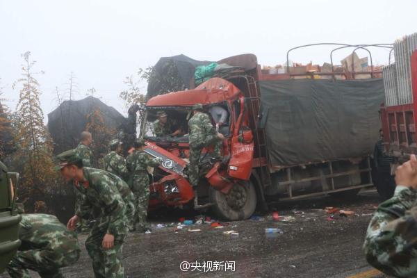 货车追尾司机生命垂危 路过武警紧急救援
