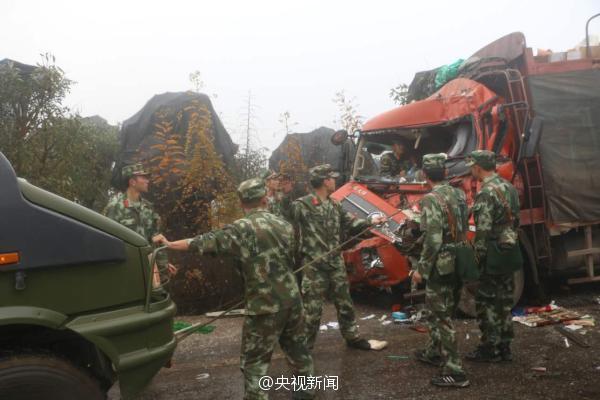货车追尾司机生命垂危 路过武警紧急救援