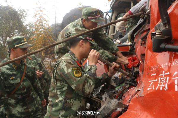 货车追尾司机生命垂危 路过武警紧急救援