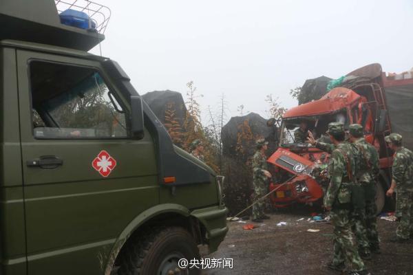 货车追尾司机生命垂危 路过武警紧急救援