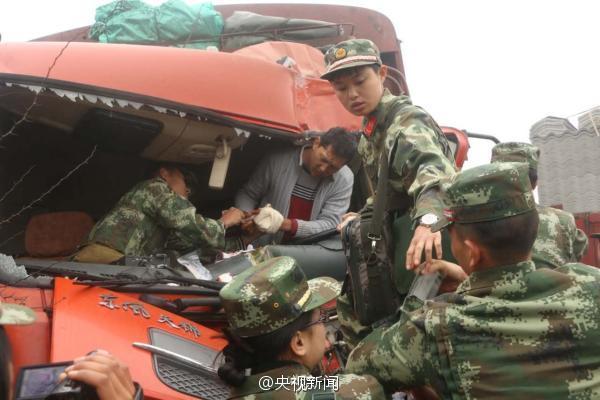 货车追尾司机生命垂危 路过武警紧急救援